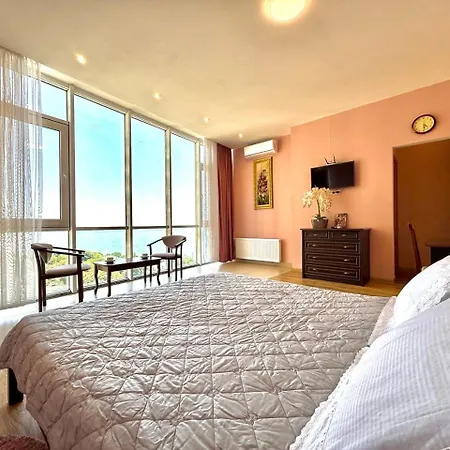 з видом на море 386